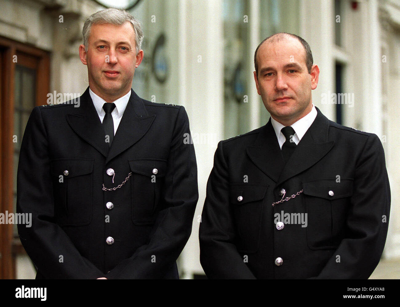 Stephen Cox (L) di PC e Mark Newman, i due poliziotti che per la prima volta inseguono George Stephen Knights, un pistolero che terrorizzò gli automobilisti in un rampage di tiro mentre cercava di fuggire, alla stazione di polizia di Snow Hill. * entrambi erano disarmati, e Cavalieri sono stati condannati per rapimento e una serie di reati di armi da fuoco al vecchio Bailel, prima di essere rimessi in custodia per un rapporto psichiatrico. Foto Stock