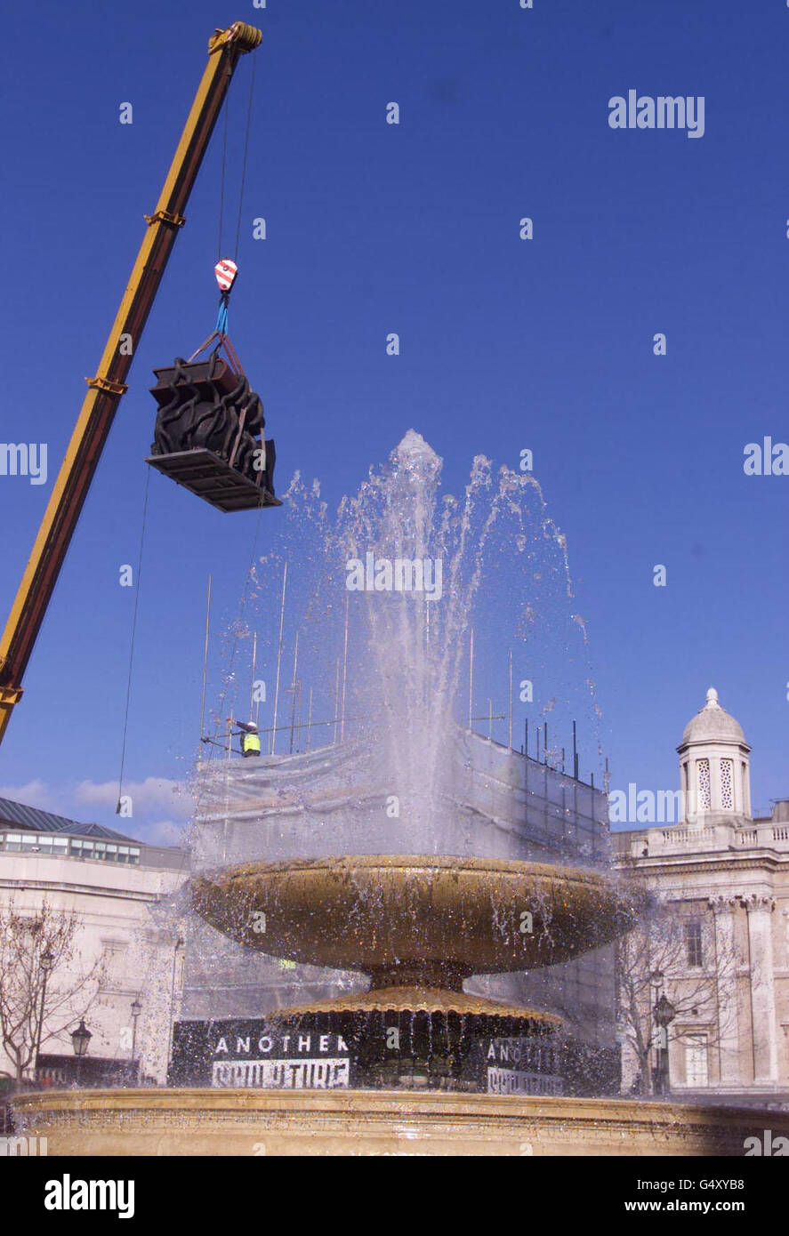 Le gru abbassano una nuova scultura da 11 tonnellate sulla base vuota di Trafalgar Square di Londra. La scultura in bronzo di Bill Woodrow, chiamata senza riguardo alla storia, è stata abbassata in posizione prima della sua inaugurazione ufficiale il 15/3/2000. * l'installazione prevede il fissaggio della scultura in tre sezioni, che rappresentano una testa, un libro e un albero. Foto Stock