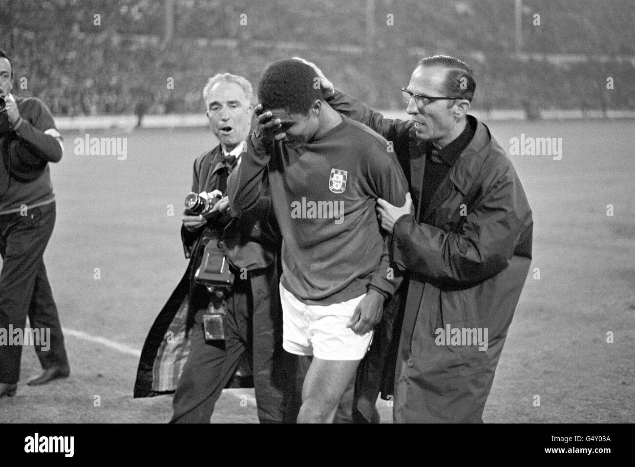 Eusebio consolato da un compatriota mentre lascia il campo in lacrime dopo che il Portogallo era stato sconfitto 1-2 dall'Inghilterra nella semifinale della Coppa del mondo a Wembley, Londra Foto Stock