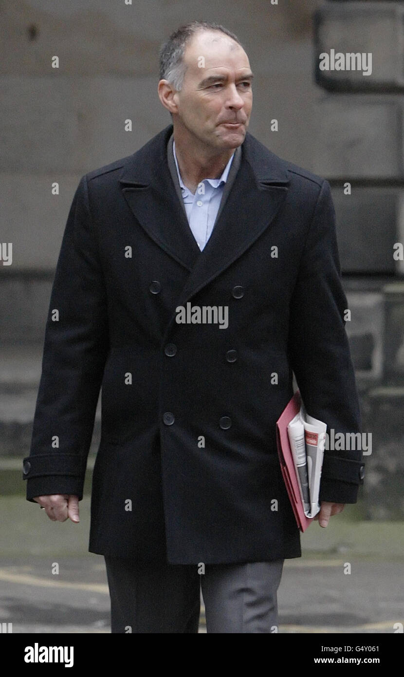 L'ex MSP Tommy Sheridan arriva alla Corte di sessione di Edimburgo, Scozia, nell'ultimo round di una lunga battaglia legale sul suo premio per i danni da parte della News of the World. Foto Stock