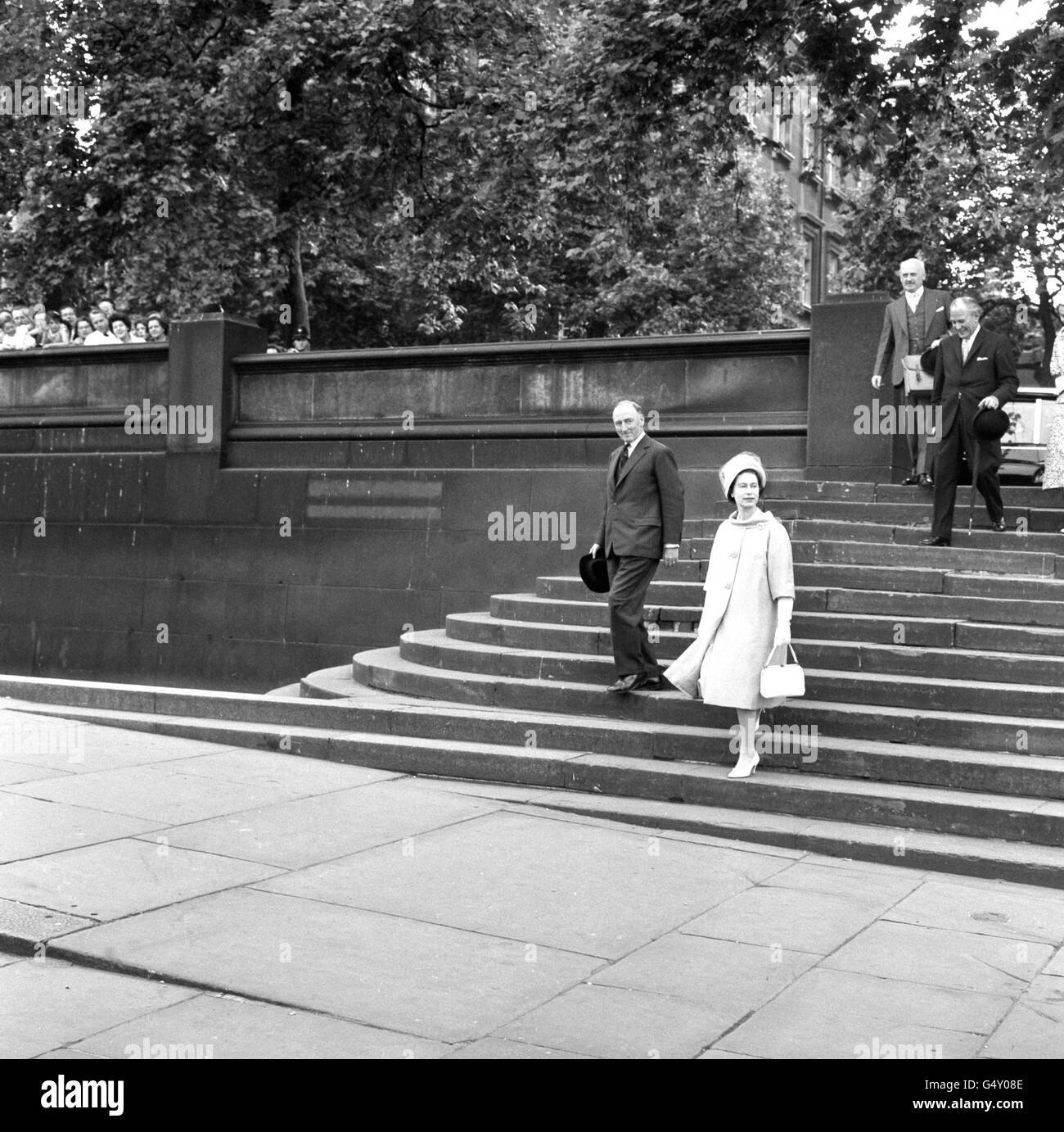 La regina Elisabetta II a Westminster Steps, Londra, mentre andò a bordo della chiatta reale per un viaggio lungo il Tamigi verso la piscina di Londra, dove doveva unirsi al Royal Yacht Britannia a Battlebridge Tier, Tower Bridge. Foto Stock
