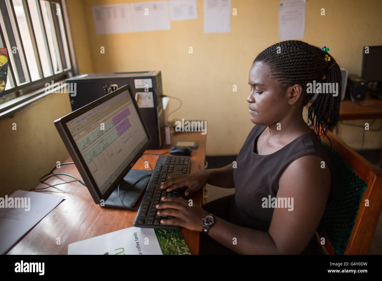 Un segretario lavora nel suo ufficio a Kasese, Uganda, Africa orientale. Foto Stock