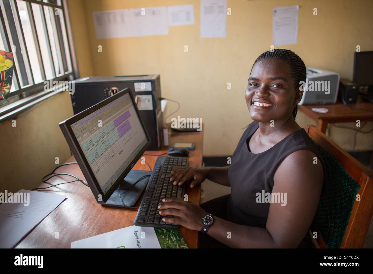 Un segretario lavora nel suo ufficio a Kasese, Uganda, Africa orientale. Foto Stock