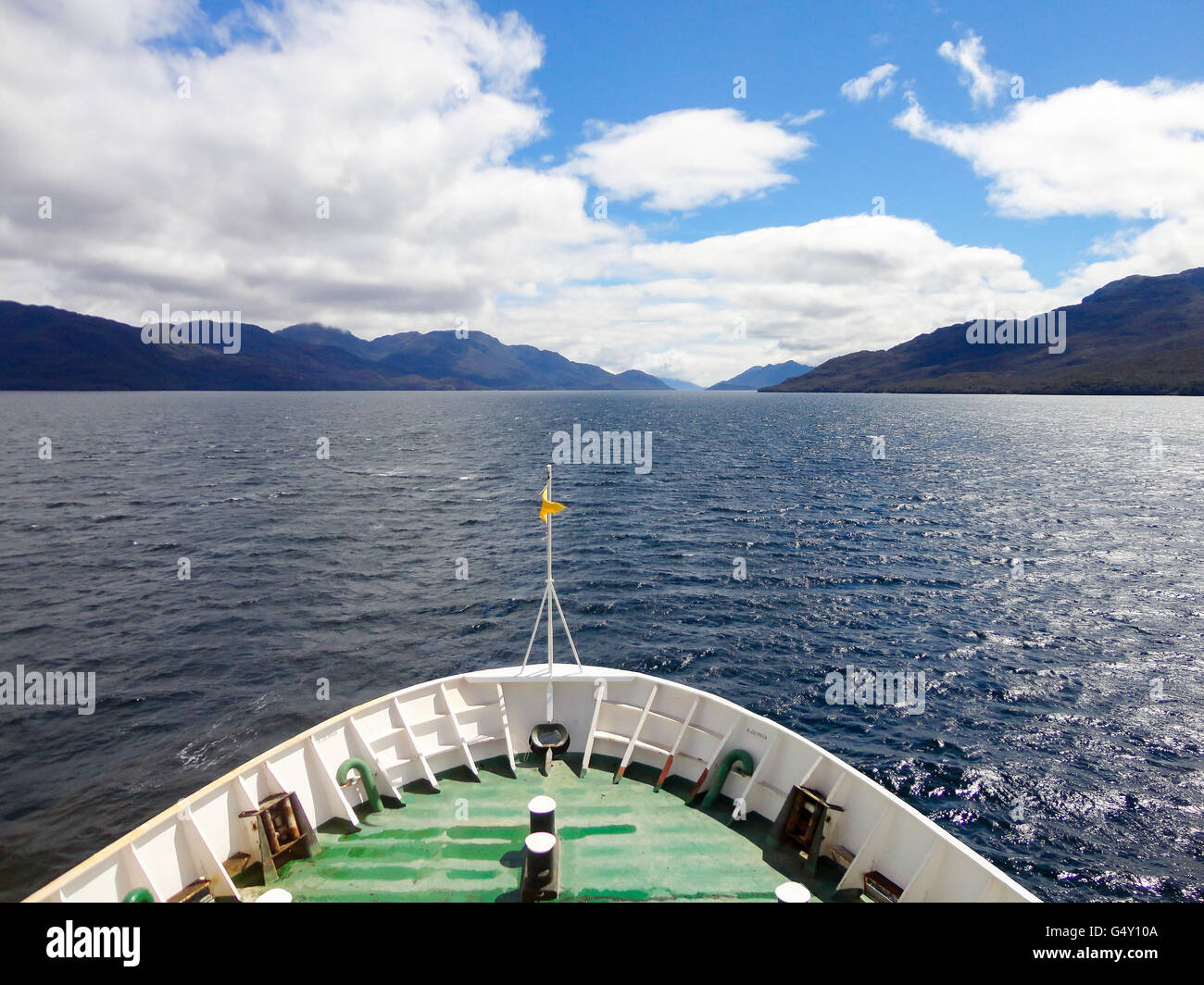 Il Cile, la spedizione da Puerto Montt a Puerto Natales, nave prua in mare Foto Stock