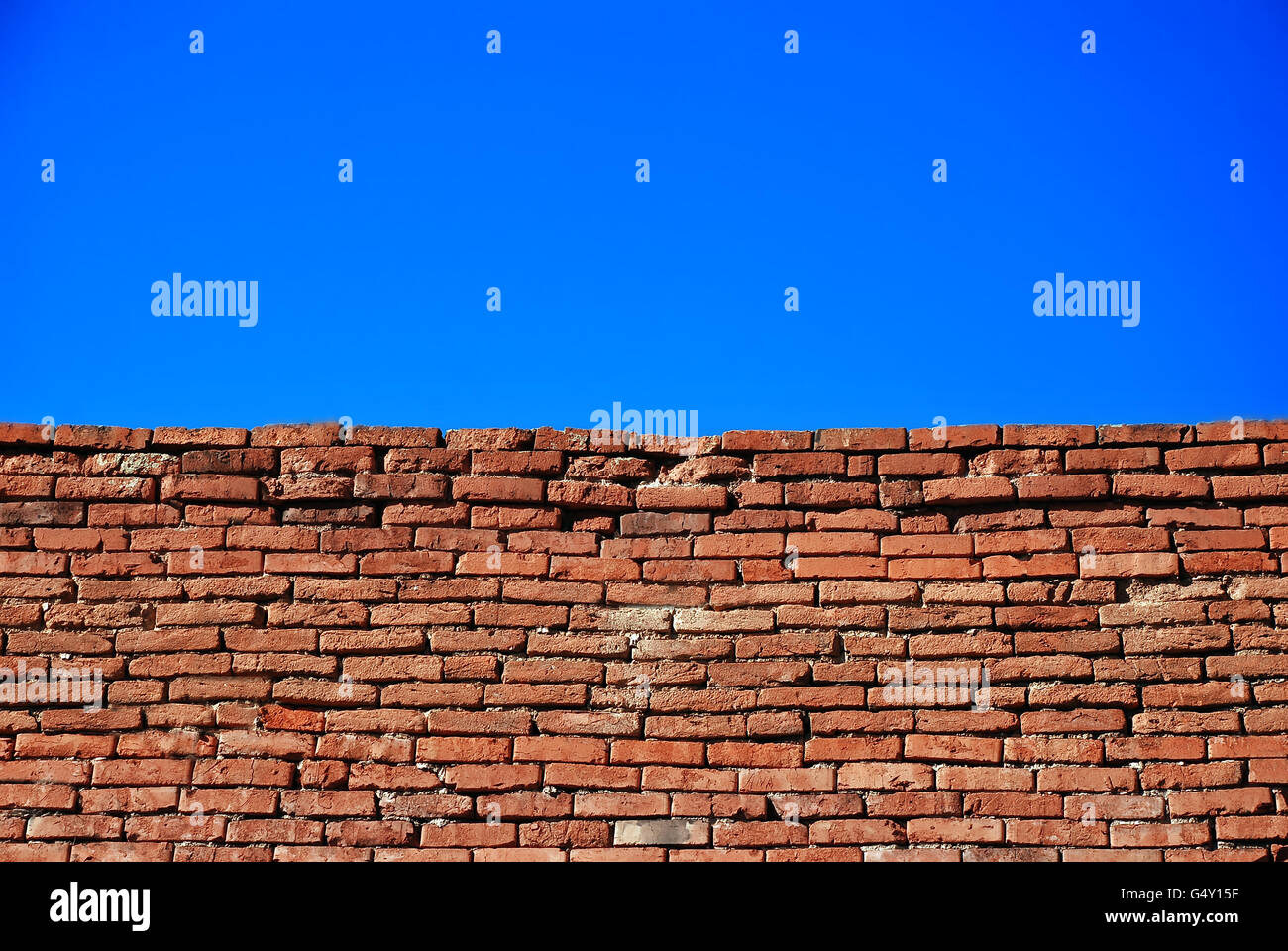 Muro di mattoni e cielo Foto Stock