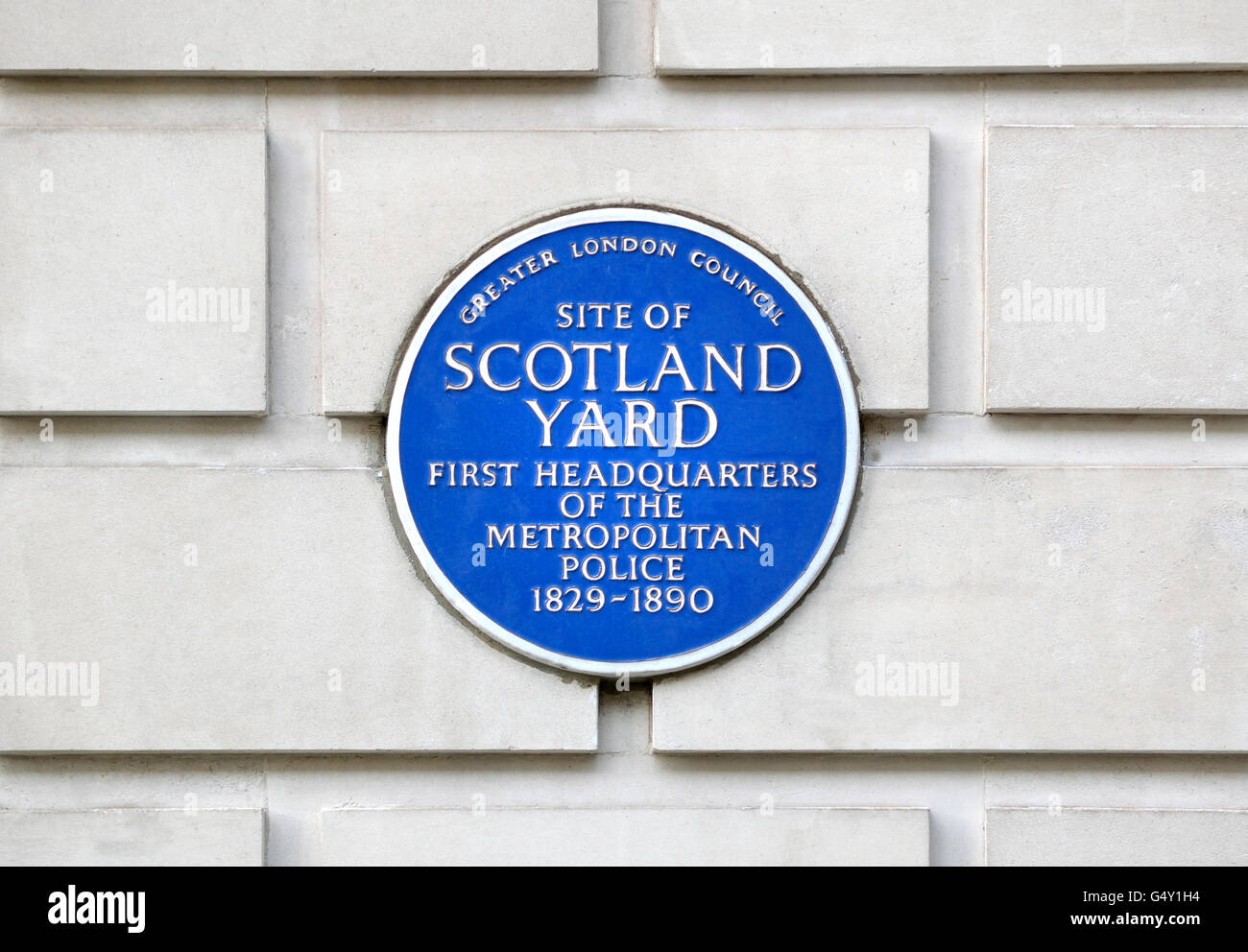 Londra, Inghilterra, Regno Unito. Una lapide commemorativa: Sito di Scotland Yard presso il Ministero dell' agricoltura edificio, Whitehall Place.... Foto Stock