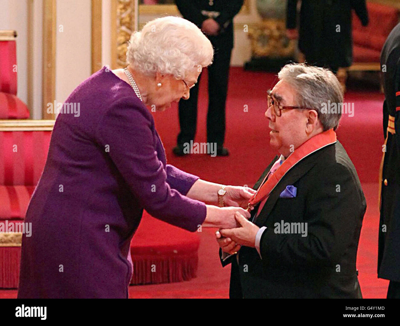 La regina Elisabetta II presenta Ronnie Corbett con la medaglia del Comandante dell'Impero britannico (CBE) durante una cerimonia di investitura a Buckingham Palace nel centro di Londra. Foto Stock