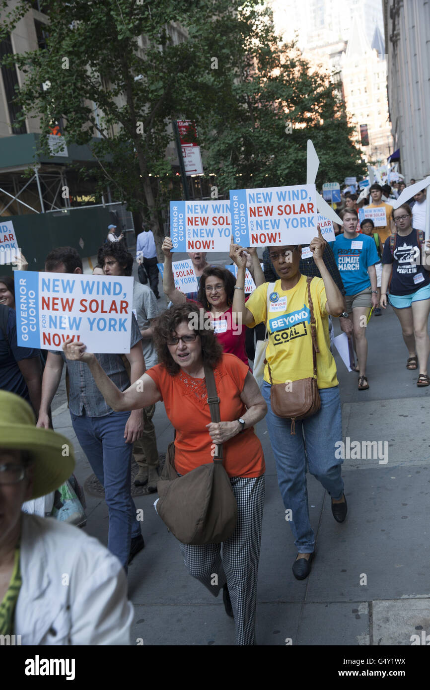 Rally e marzo per le energie rinnovabili nello Stato di New York nel corso di una audizione pubblica sul tema che si è tenuto a New York. Foto Stock