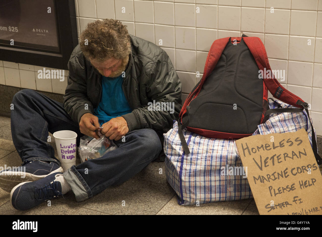 Senzatetto Marine Corps veterano sulla strada di New York City. Foto Stock