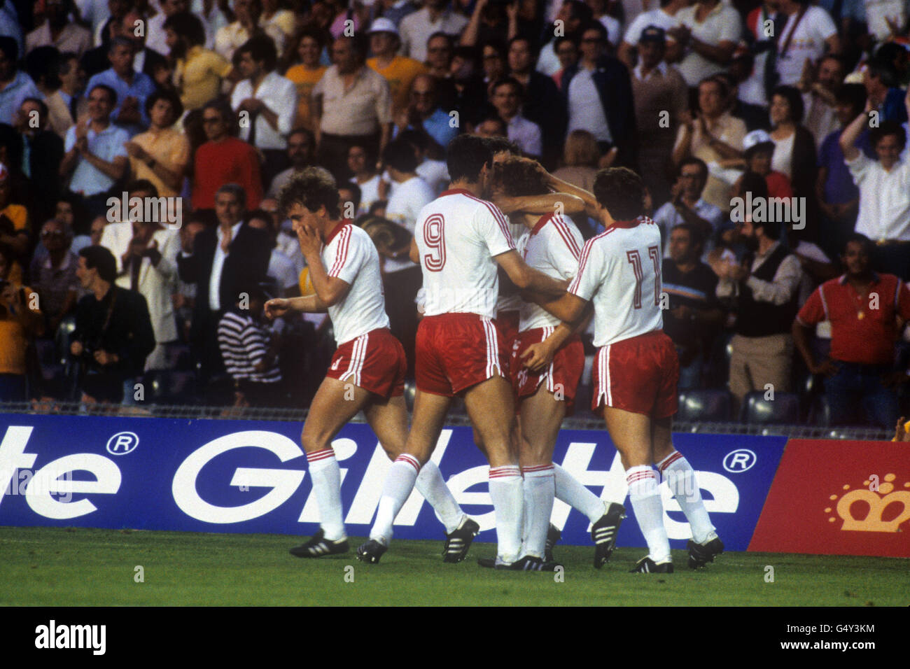 Calcio - Coppa del mondo FIFA Spagna 82 - secondo turno - Gruppo A - Polonia / Belgio - Camp Nou, Barcellona. I giocatori polacchi festeggiano con l'eroe Zbigniew Boniek. (l-r) Andrzej Buncol, Wladyslaw Zmuda, Zbigniew Boniek e Wlodimierz Smolarek. Foto Stock