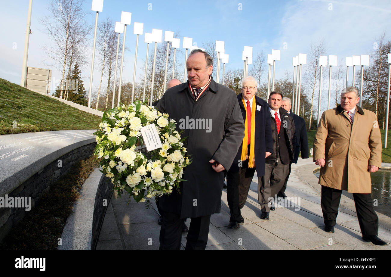 MPs ghirlanda di laici a Omagh bomb site Foto Stock