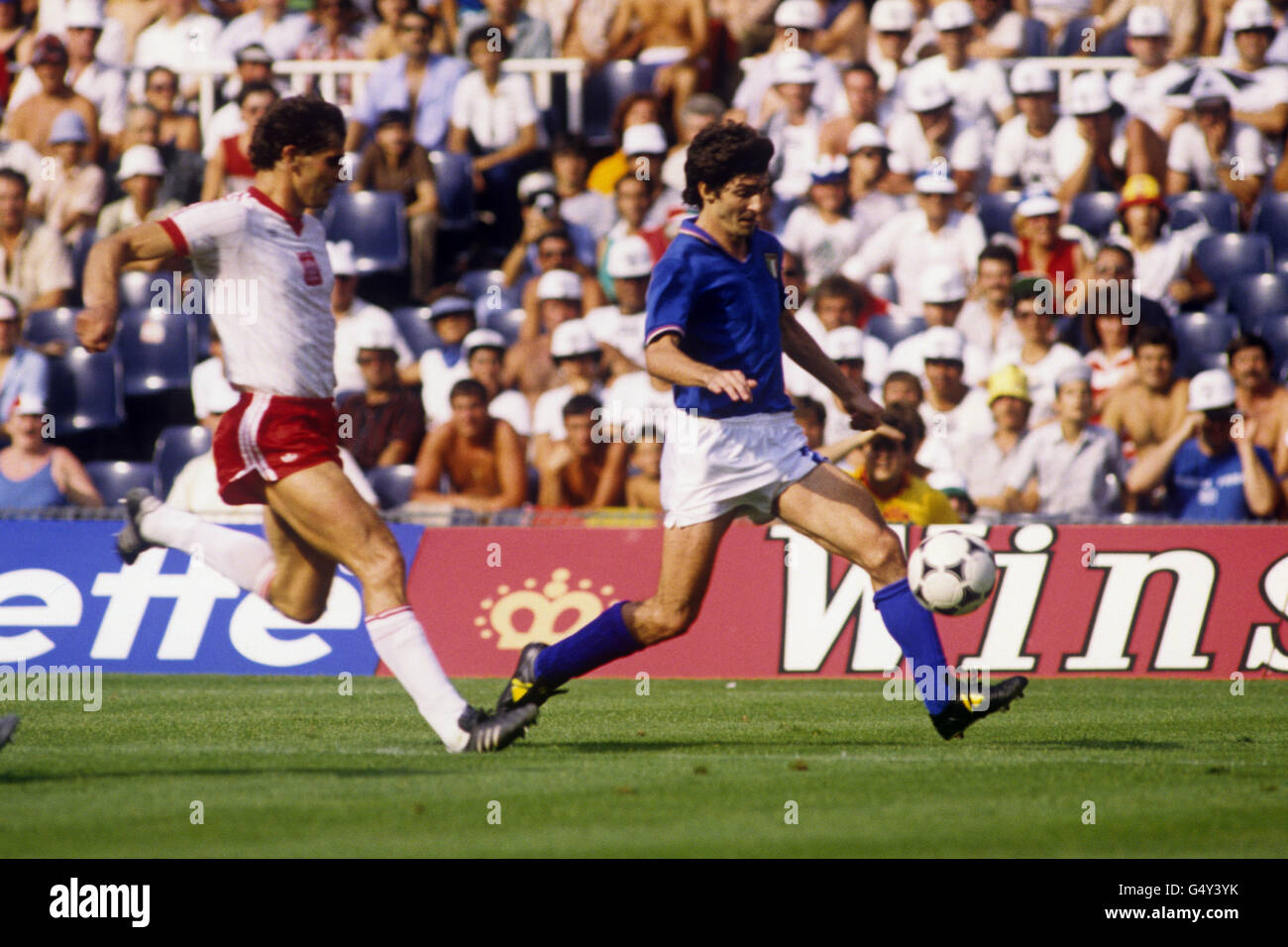 Calcio - Coppa del mondo FIFA Spagna 82 - Semifinale - Polonia / Italia - Camp Nou, Barcellona. Pawel Janas in Polonia insegue Paolo Rossi in Italia. Foto Stock