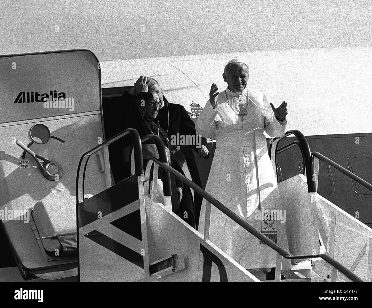 Papa Giovanni Paolo II saluta alla folla arrivando all'aeroporto di Gatwick per la sua storica visita pastorale di sei giorni nel maggio 1982. Foto Stock