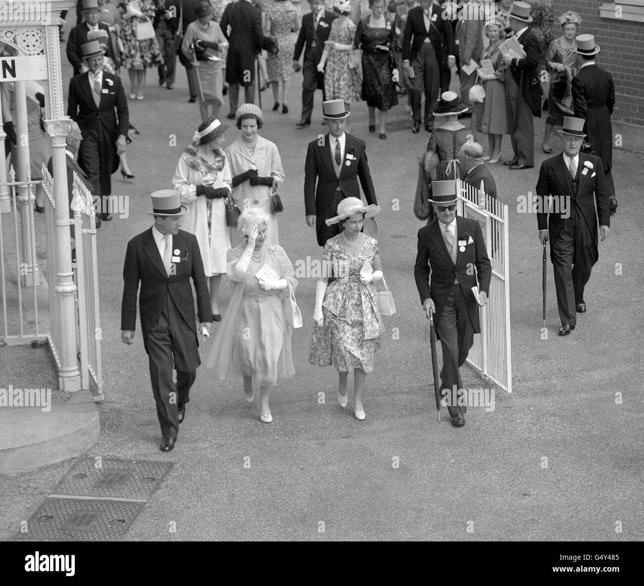 La Regina Elisabetta II e la Regina Madre frequentano il secondo giorno di Ascot reale. Foto Stock