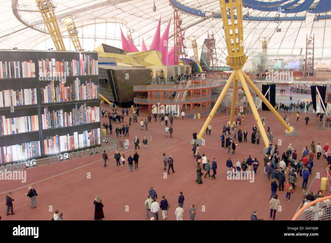 Il Millennium Dome di Greenwich. La direzione del Dome è ancora una volta notizia principale, con l'annuncio della rimozione di Millennium Dome Chief Executive Jennie Page, e la sua sostituzione con Pierre-Yves Gerbeau da Disneyland, Parigi. Foto Stock