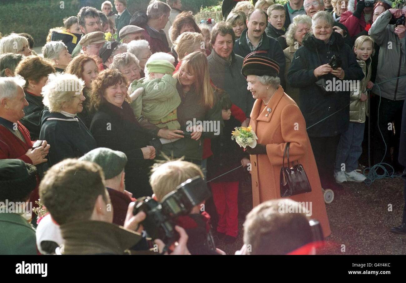 La regina Elisabetta II alla chiesa di Newton ad ovest vicino a Sandringham in Norfolk, dove ha salutato bene i wishers e li ha ringraziati per la loro preoccupazione verso la regina madre che recentemente ha avuto un freddo. Foto Stock