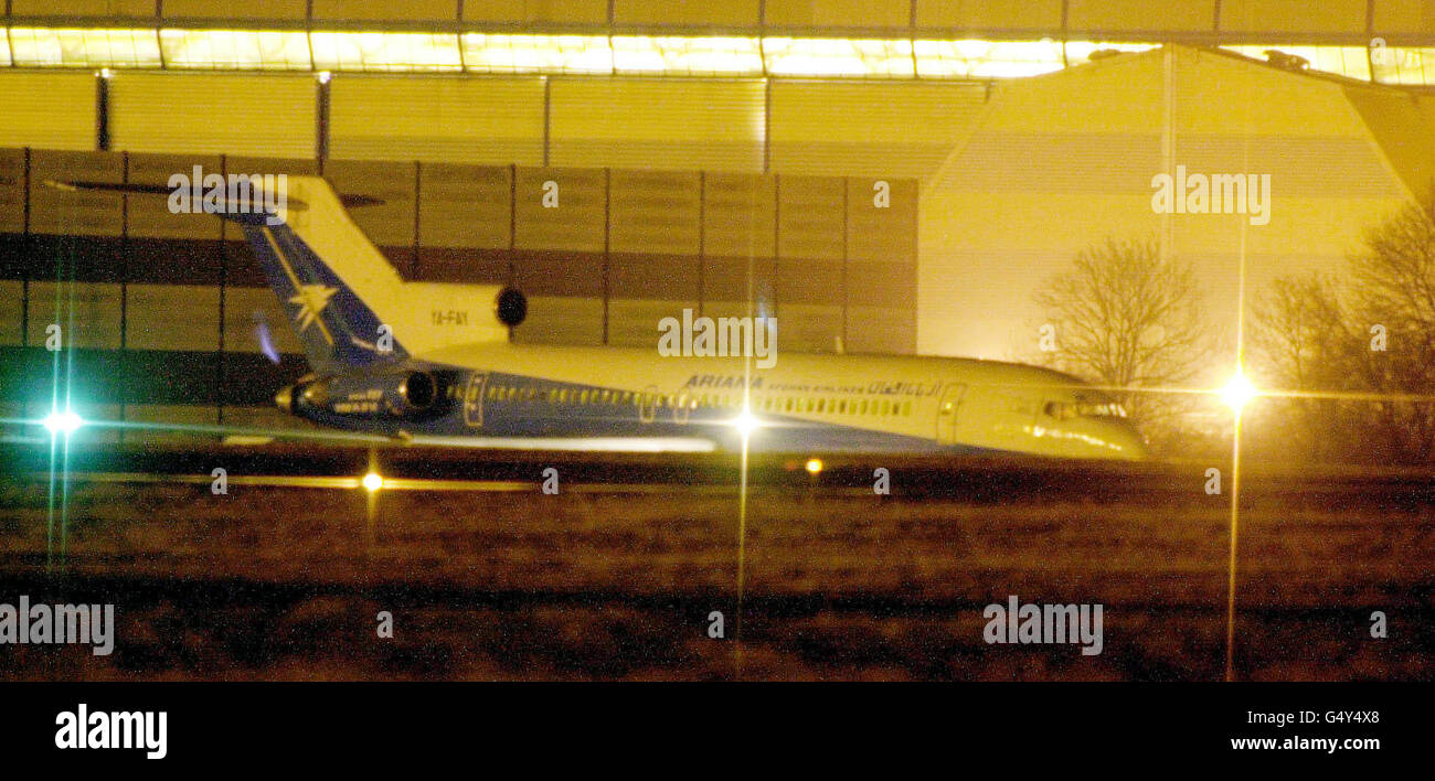 L'Ariana Airlines Boeing 727 è stata dirottata all'aeroporto di Stansted, dove la polizia armata circondava l'aereo afgano dirottato. I dirottatori sono in possesso di 165 passeggeri e di un equipaggio di cui 23 bambini. * il velivolo si è abbassato subito dopo le 2 del mattino da Mosca dopo aver attraversato l'Europa occidentale. L'aeroporto è stato chiuso a tutti i voli in entrata e in uscita, mentre è iniziata l'operazione di apertura dei negoziati con i dirottatori. Foto Stock