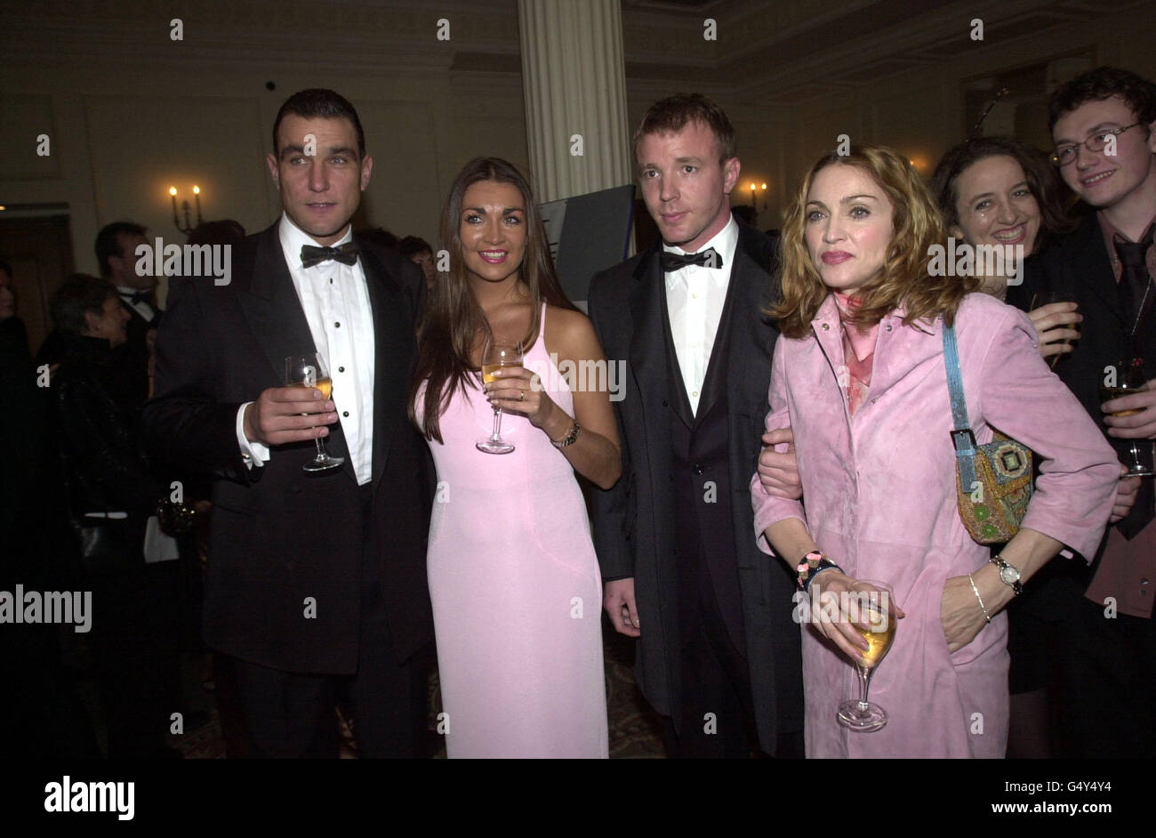 L'ex calciatore e attore Vinnie Jones (L) con sua moglie Tanya e la cantante americana Madonna (R) con il suo fidanzato regista britannico Guy Ritchie al Evening Standard British Film Awards, tenuto al Savoy Hotel di Londra. * Madonna porta con sé una borsa a spalla Fendi. Foto Stock