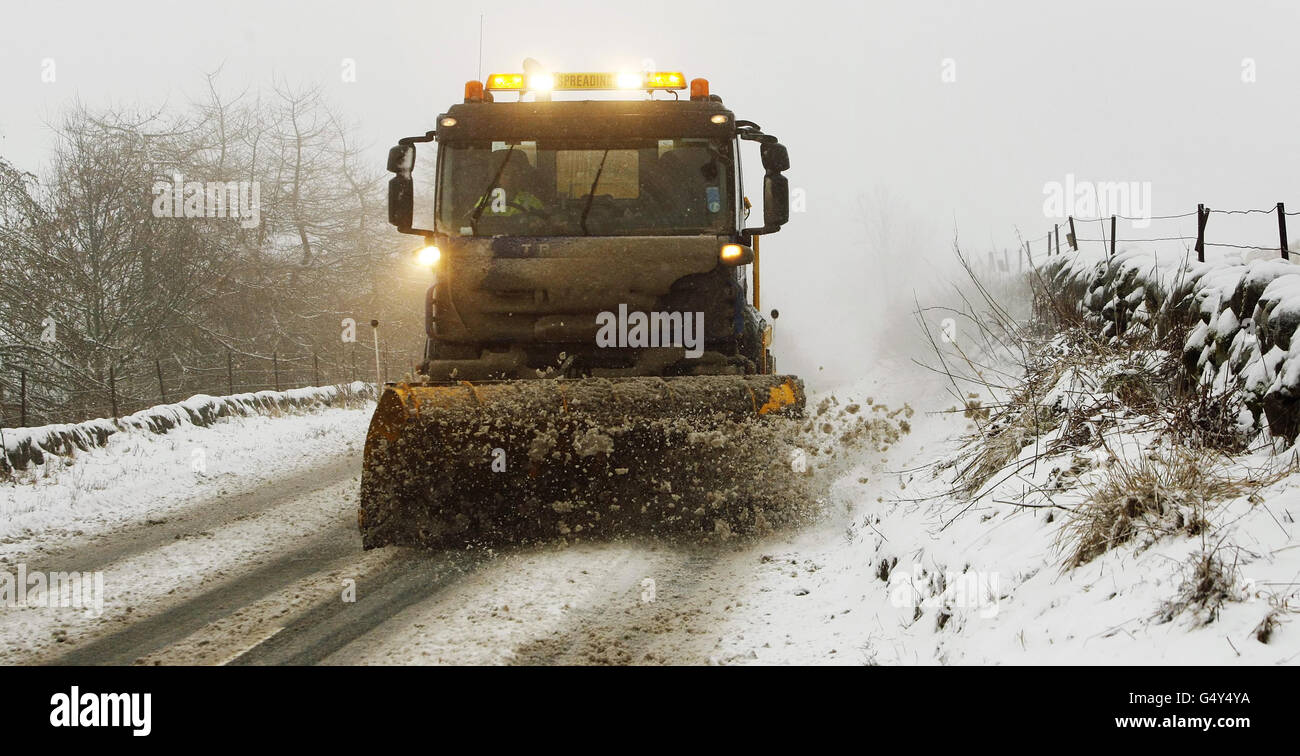 Un aratro da neve libera la A93 vicino allo Spittal di Glenshee in Scozia, come la Gran Bretagna brivido attraverso la notte più fredda dell'inverno fino a quando le temperature sono precipitati più basso di meno 12C la notte scorsa e il paese si è arenato per fino a 15cm di neve. Foto Stock