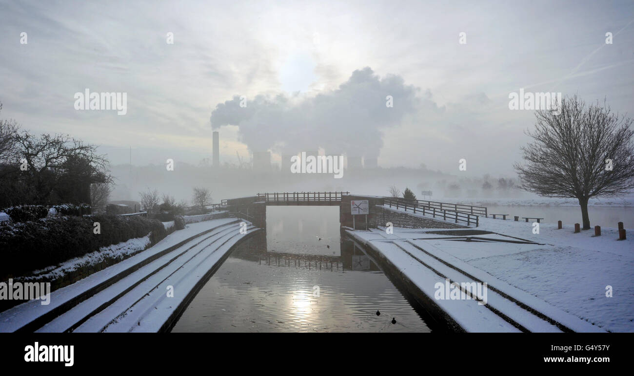Radcliffe sulla centrale elettrica di Soar è visto da un blocco trent coperto di neve a Sawley, Nottingham, come la maggior parte della Gran Bretagna si è svegliata fino ad una coperta di neve dopo che il grande congelamento ha portato discariche fino a 16 cm, aerei a terra e causato la strada e la ferrovia disgregazione. Foto Stock