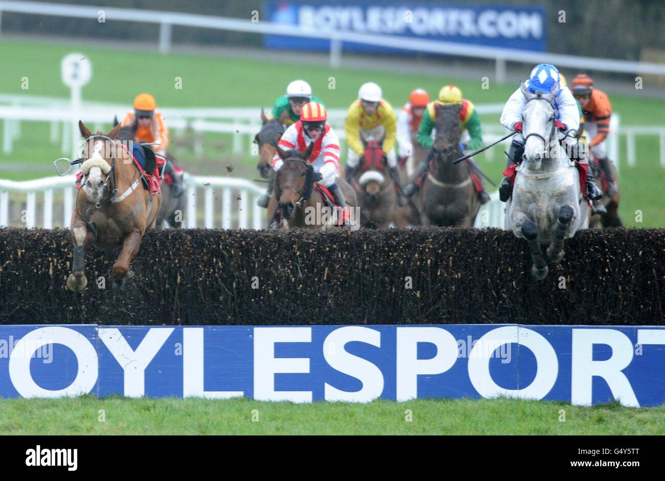 Ritratto Re cavalcato da Davy Condon (a destra) sulla sua strada per la vittoria nei Dobbins & Madigans al Punchestown Grand National Trial Hericap Chase durante Boylesports.com Chase Raceday al Punchestown Racecourse, Co Kildare, Irlanda. Foto Stock