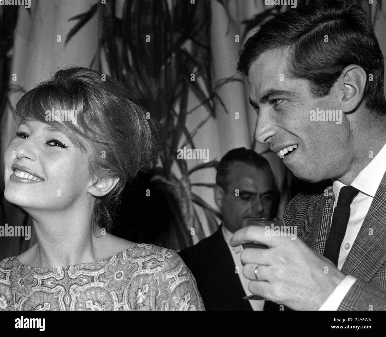 PA Foto 14/12/1958 regista Roger Vadim con sua moglie L'attrice danese Annette Stroyberg al Savoy Hotel di Londra durante un Accoglienza data dal produttore Carl Foreman per il loro nuovo Film di prossima uscita "le armi di Navarone" Foto Stock