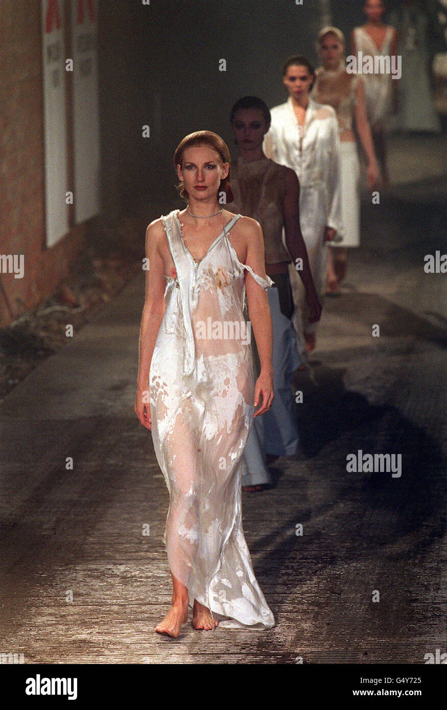 I modelli indossano abiti rivelanti della collezione Autunno/Inverno 2000  del designer Robert Cary-Williams il primo giorno della London Fashion Week  Foto stock - Alamy