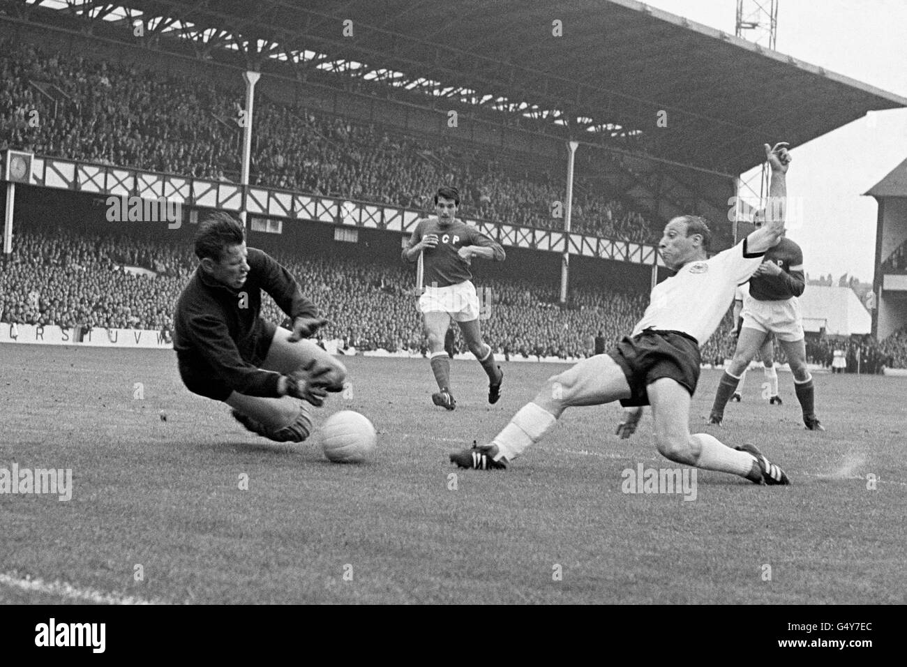 Il russo Lev Yashin si tuffa per prendere la palla calciata dal centro-avanti Uwe Seeler della Germania occidentale, (a destra) durante la semifinale della Coppa del mondo al Goodison Park, Liverpool. La Germania occidentale ha vinto la partita, 2-1. Foto Stock