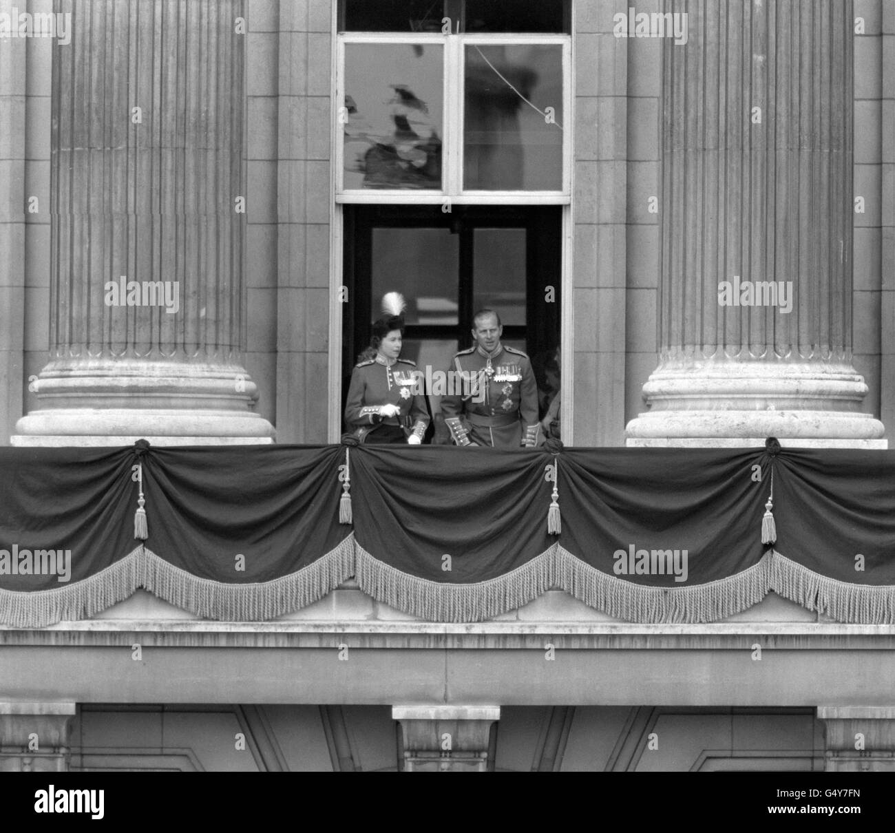La regina Elisabetta II e il duca di Edimburgo sul balcone di Buckingham Palace, Londra, dopo aver preso parte alla cerimonia del colore di Trooping. Foto Stock