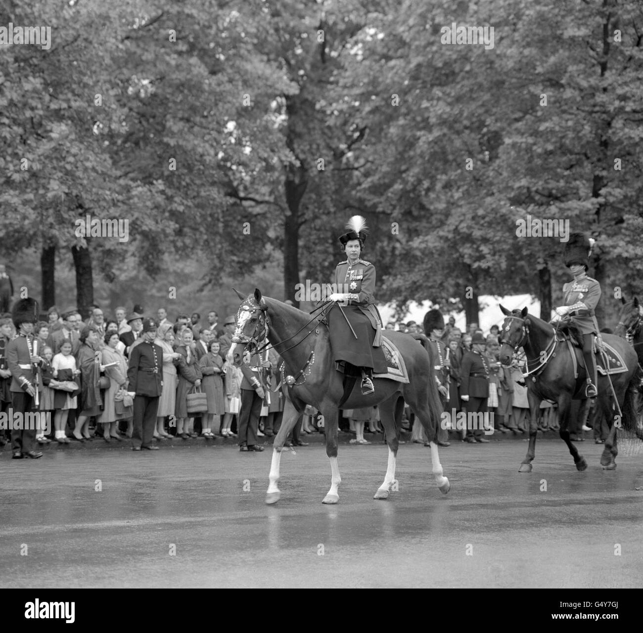 La regina Elisabetta II, cavalcando il suo cavallo di polizia 'Imperiale', sulla sua strada lungo il Mall fino alla Parata delle Guardie Cavaliere e alla cerimonia del Trooping the Color. Foto Stock