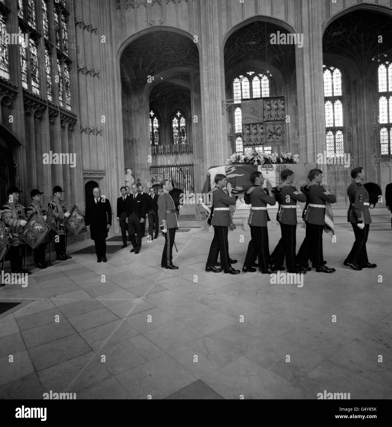 Portieri della Compagnia del Principe di Galles, prime guardie gallesi del Battaglione, che trasportano la bara del Duca di Windsor per il servizio funebre nella Cappella di San Giorgio, Castello di Windsor. Foto Stock