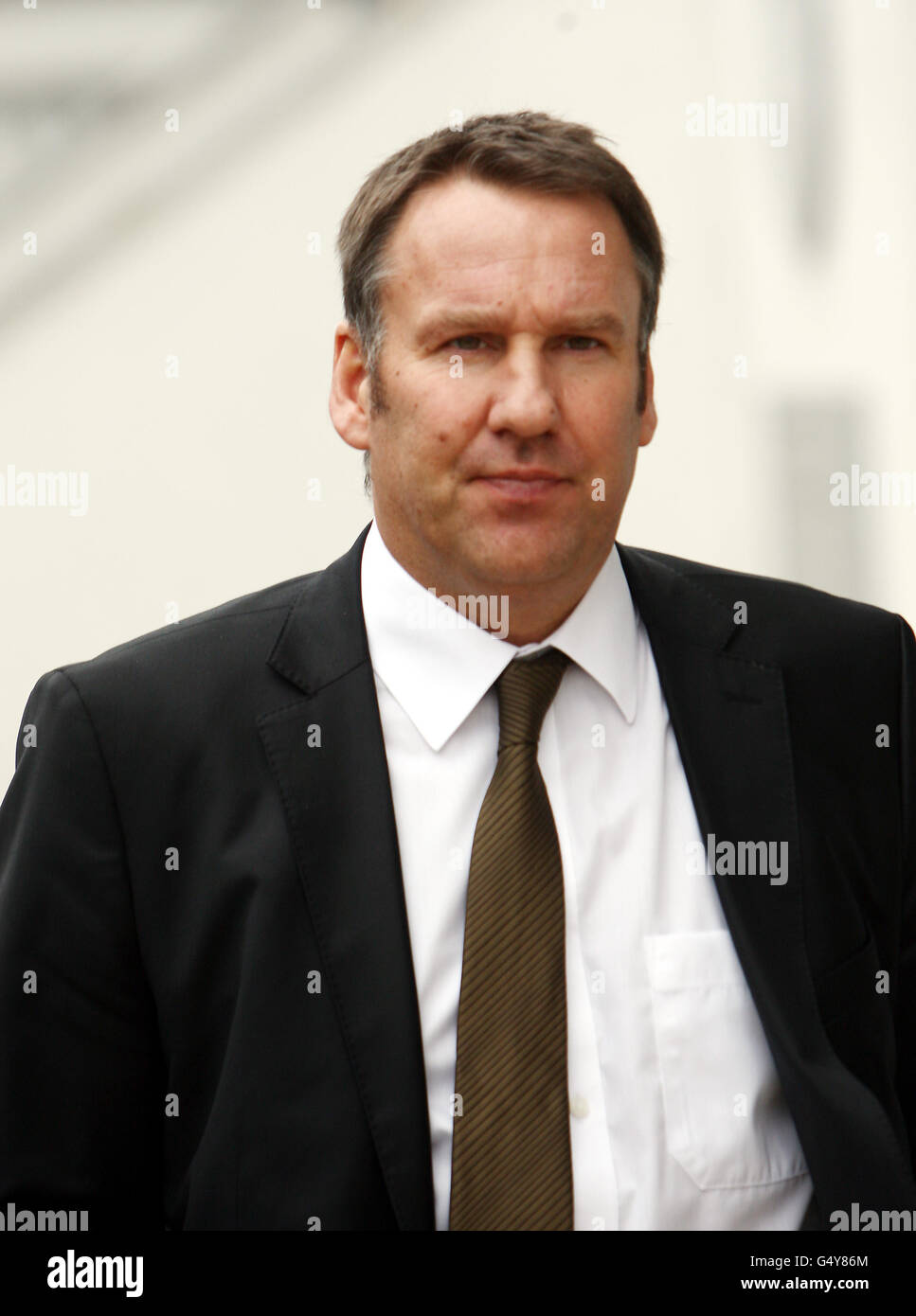 L'ex calciatore Paul Merson lascia la Leamington Magistrates' Court, dove gli è stato dato un divieto di guida di 14 mesi dopo che un tribunale ha sentito come ha schiantato la sua Mercedes in un camion di 38 tonnellate, mentre oltre il limite legale di alcol. Foto Stock