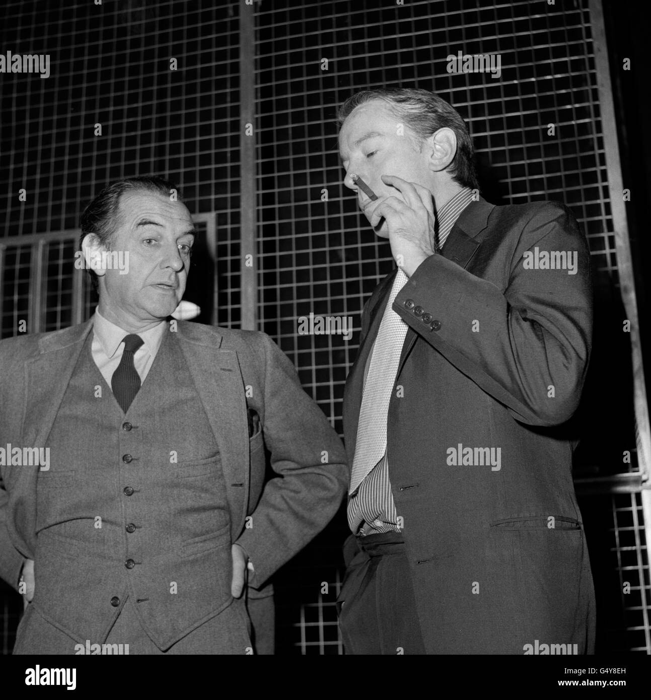 Il drammaturgo Kenneth Tynan (a destra) e l'attore Basil Langton hanno visto al Comedy Theatre di Panton Street, a Londra, durante le prove della commedia di Rolf Hochhuth "Soldiers". Foto Stock