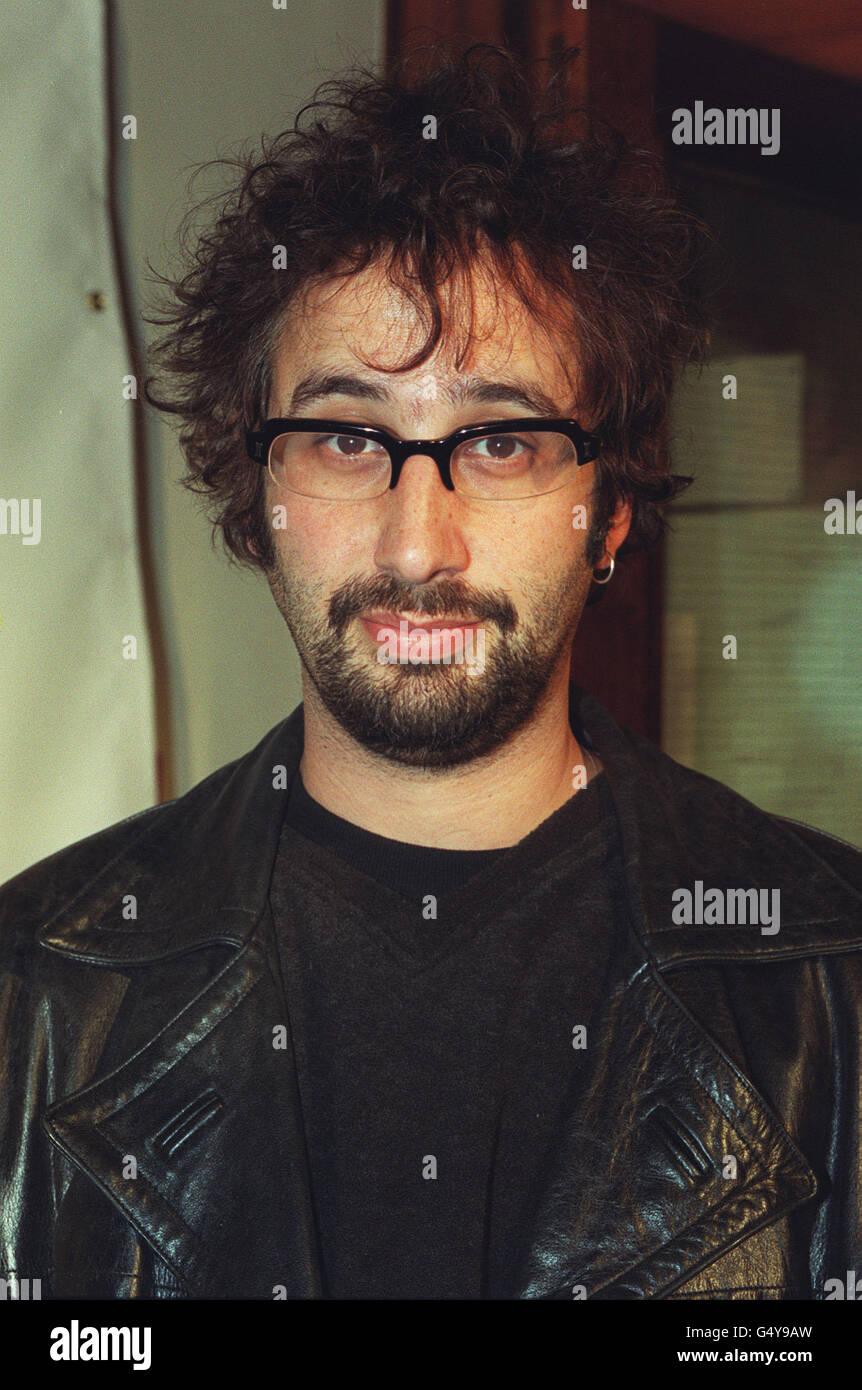 Comico e scrittore David Baddiel alla mostra Dazed and Confused 'Art of Photography 7', un evento di raccolta fondi a sostegno della sensibilizzazione e della ricerca sull'AIDS. R/I: 12/01/01. Foto Stock