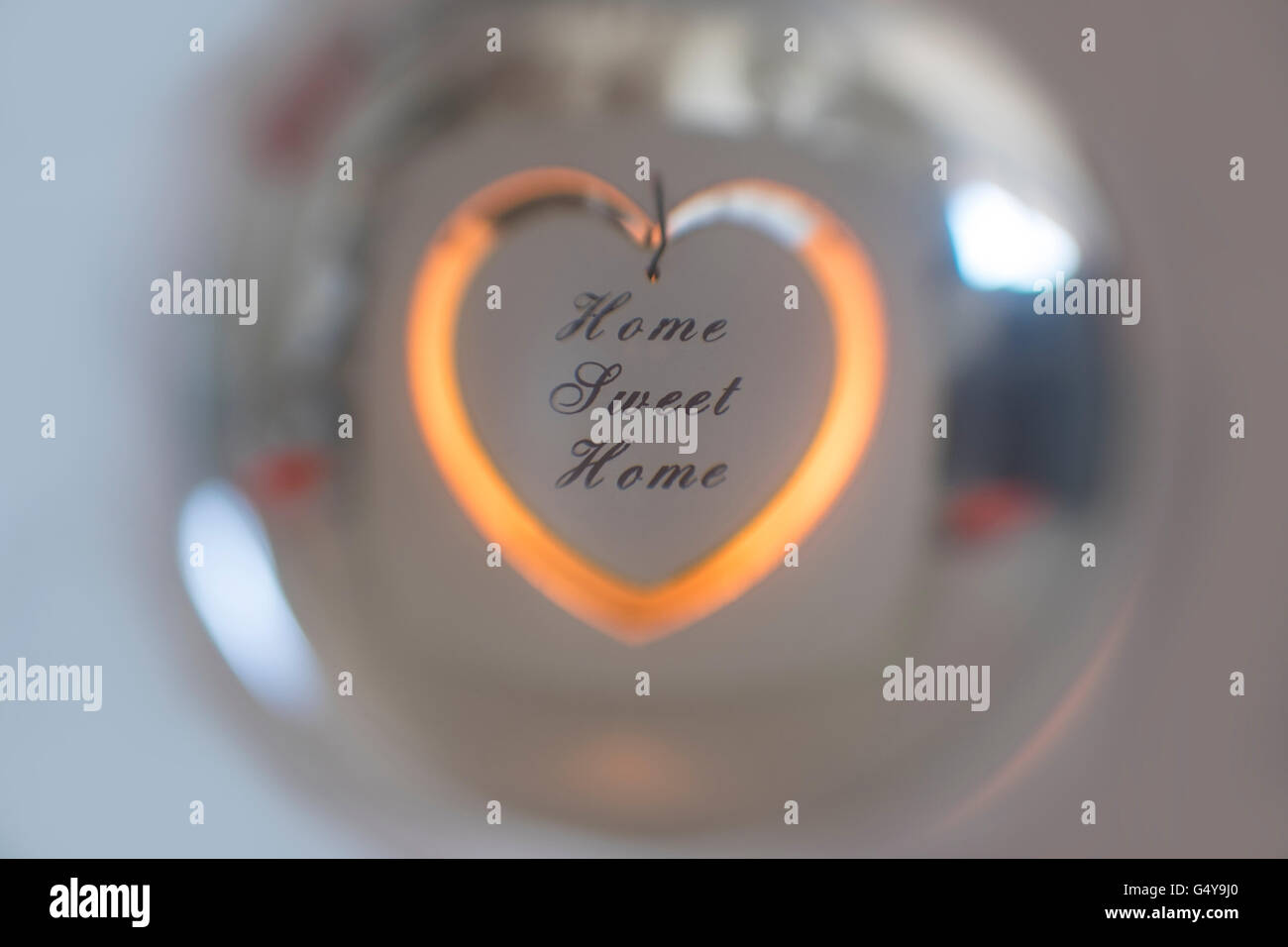 Casa dolce casa portacandele riflessa in una sfera di cristallo Foto Stock