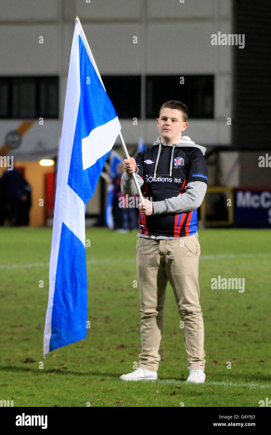 Rugby Union - Scozia U20 / Inghilterra U20 - Firhill Stadium. Una mascotte si erge con la bandiera scozzese del Sestyre Foto Stock