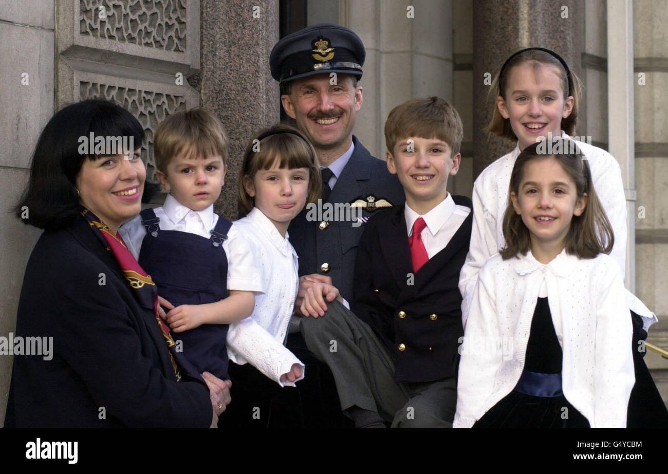 Il leader dello Squadron Christopher Huckstep, Flight Commander Aircrew No 1 (Fighter) Squadron RAF Wittering, raffigurato con la sua famiglia al di fuori del Royal Air Force Club di Londra, prima di ricevere un premio di gallantry dalla Regina a Buckingham Palace. *(l/r) moglie Gill e figli, ben, 3, Annie, 5, Joseph, 10, Ruth, 9 e Beth, 7. Foto Stock