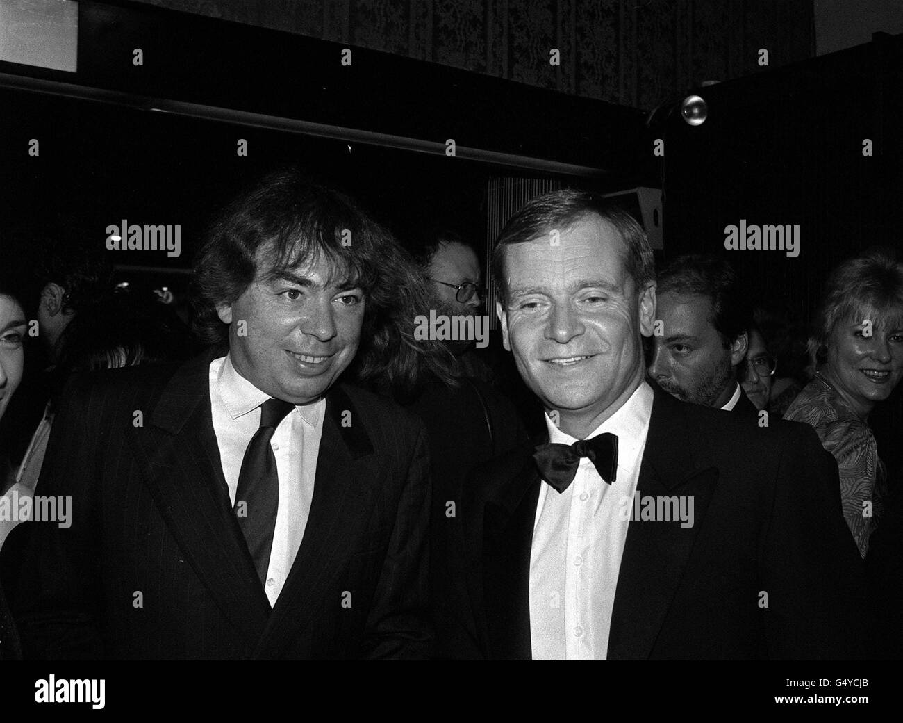 Jeffrey Archer e Andrew Lloyd Webber, al Queens Theatre di Londra per l'apertura del West End della commedia di Archer "Beyond reacon Dubitt". Il mio lloyd Webber ha goduto di una serie di West End successed compreso evita e Phantom dell'Opera. Foto Stock
