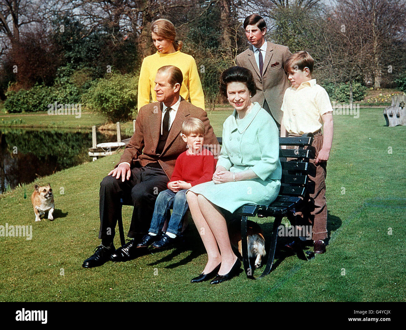 La famiglia reale nel terreno di Frogmore House, Windsor. Da sinistra: Principessa Anna, il duca di Edimburgo, il principe Edoardo, la regina Elisabetta II, il principe Carlo e il principe Andrea. Foto Stock