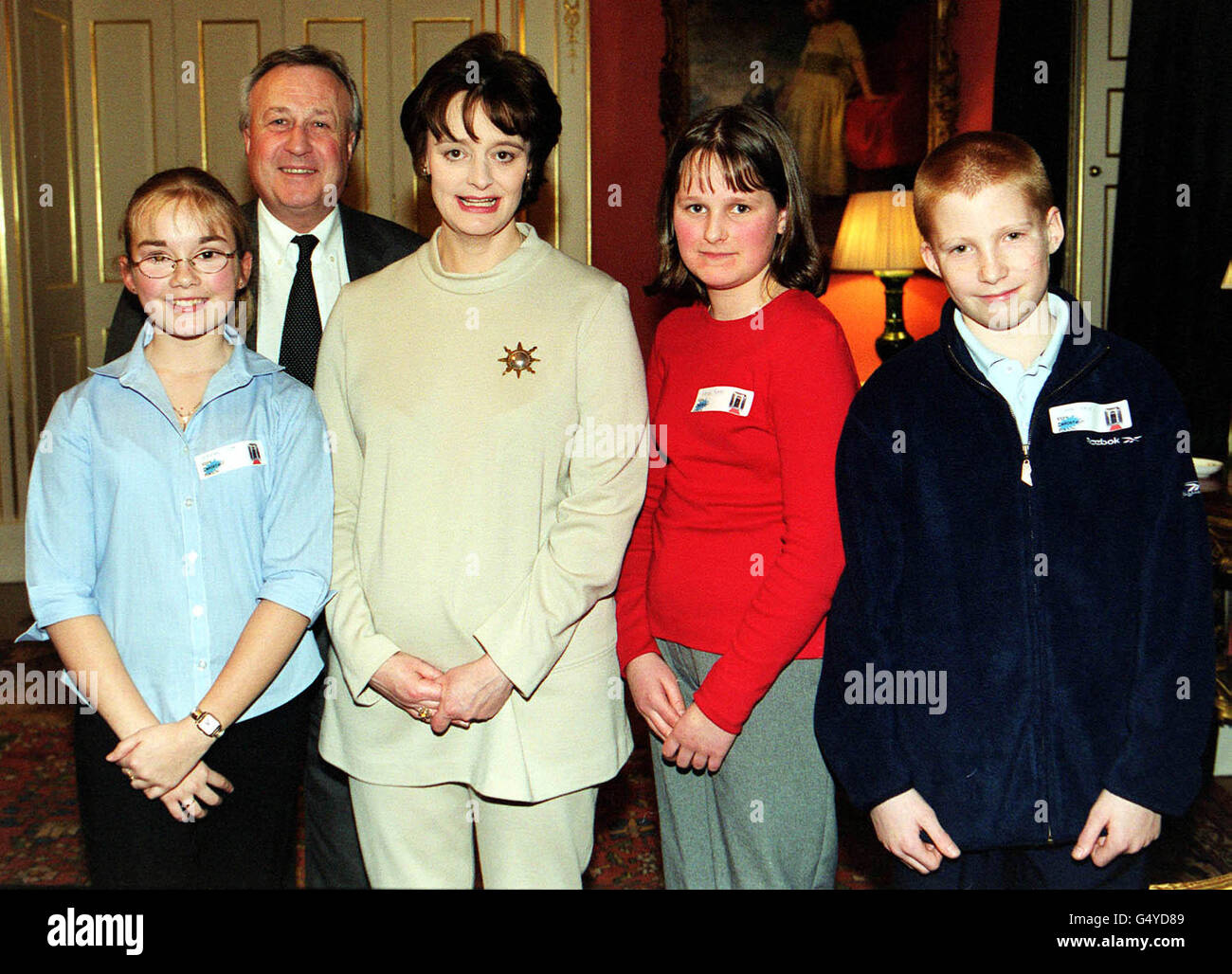 Rachel Lear, Rachel Parke e Simon Hales (L-R) della zona sud di Wiral, con la moglie del primo ministro britannico Cherie Blair e l'MP locale ben Chapman dopo aver avuto un tè con la signora Blair al 10 di Downing Street, Londra. Foto Stock