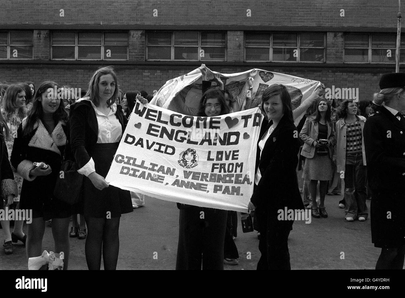 PA Photos 25/5/1974 UN gruppo di fan di ragazze tiene un banner per l'idolo pop americano David Cassidy quando ha visitato la sede della London Weekend Television a Waterloo, Londra Foto Stock
