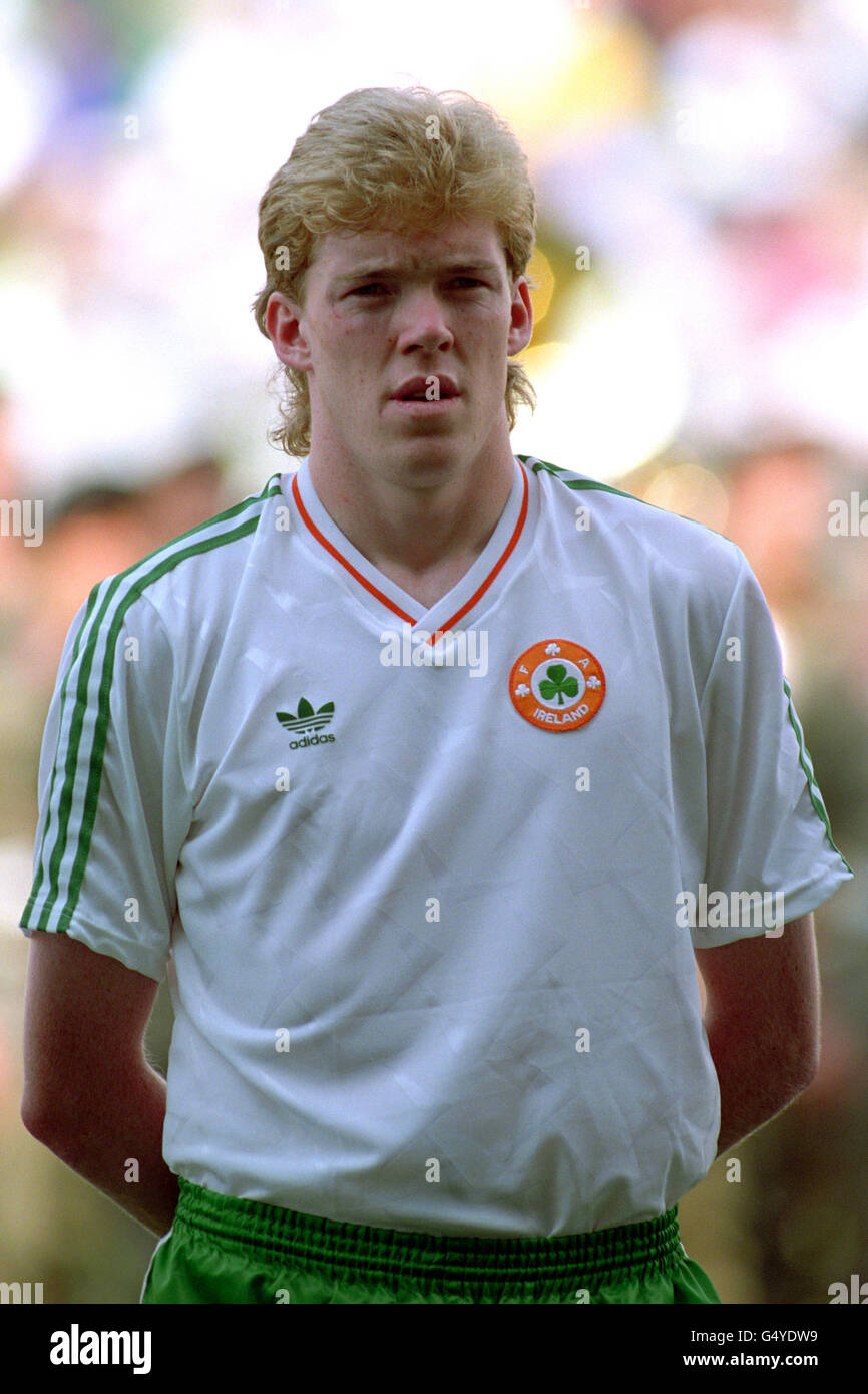 Calcio - Coppa del mondo Italia 90 - Gruppo F - Irlanda / Egitto. STEVE STAUNTON DI EIRE. VERTICALE. Foto Stock