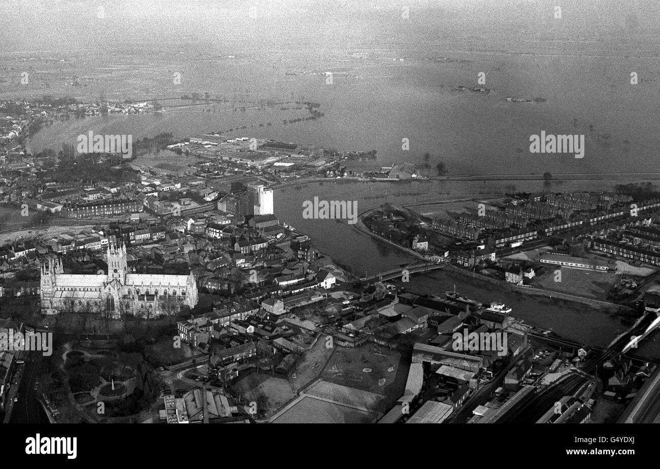 La città di Selby dall'alto, quando la zona era ancora quasi paralizzata dalle inondazioni, con l'Abbazia di Selby sulla sinistra. Foto Stock