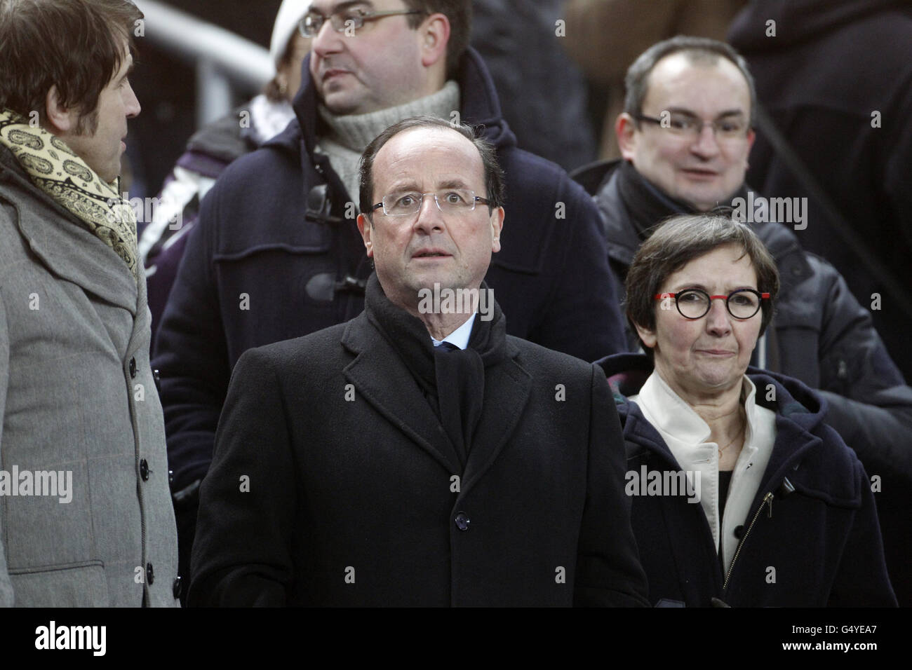 Francese socialista candidato alle elezioni presidenziali Francois Hollande alla partita sindacale di rugby delle sei Nazioni tra Francia e Irlanda allo Stade de France a Saint-Denis, vicino a Parigi. Foto Stock