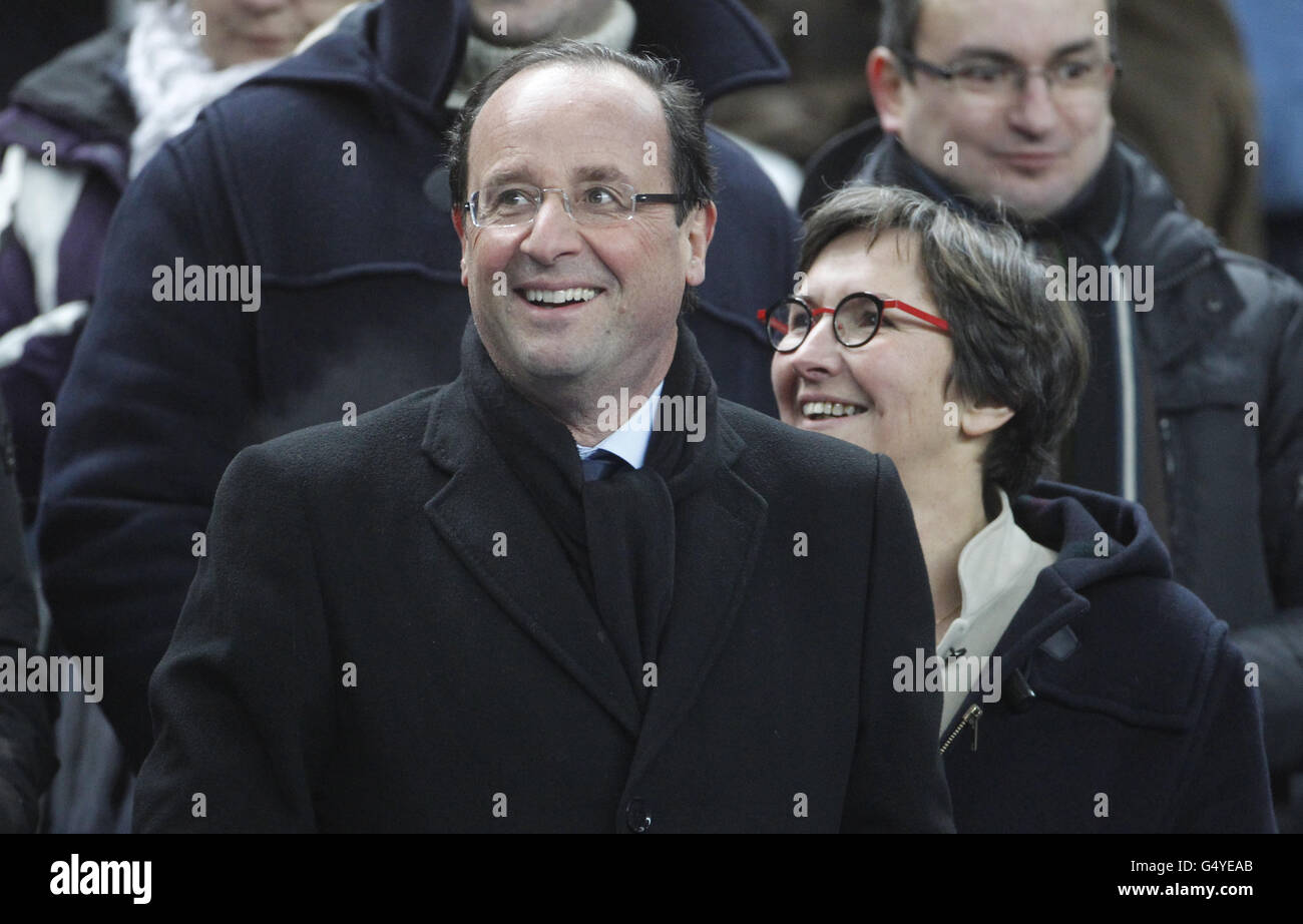 Francese socialista candidato alle elezioni presidenziali Francois Hollande alla partita sindacale di rugby delle sei Nazioni tra Francia e Irlanda allo Stade de France a Saint-Denis, vicino a Parigi. Foto Stock