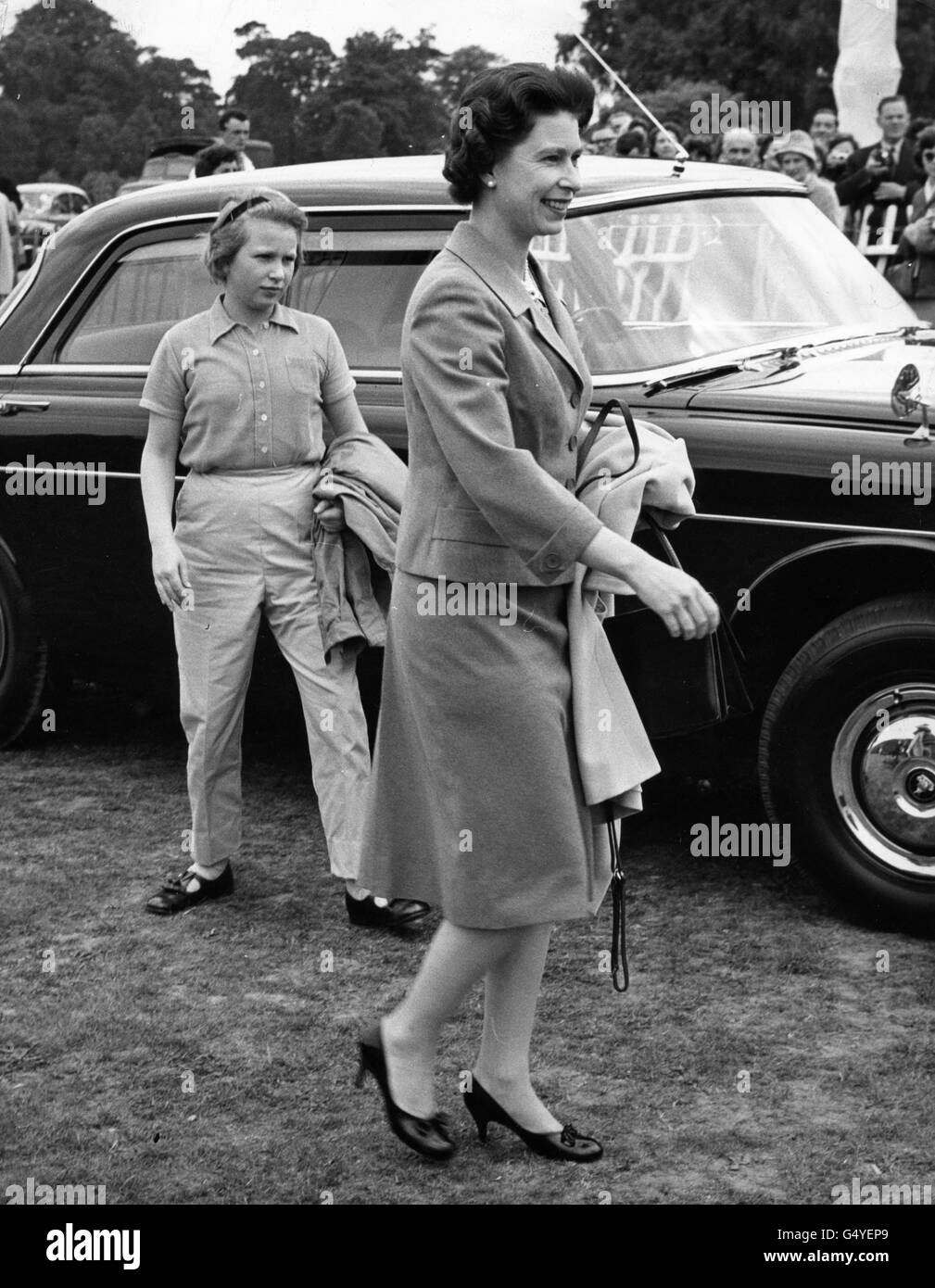 La regina Elisabetta II e la principessa Anna al prato di Smith, Windsor Great Park, per una partita di polo in cui il duca di Edimburgo suonò. Foto Stock