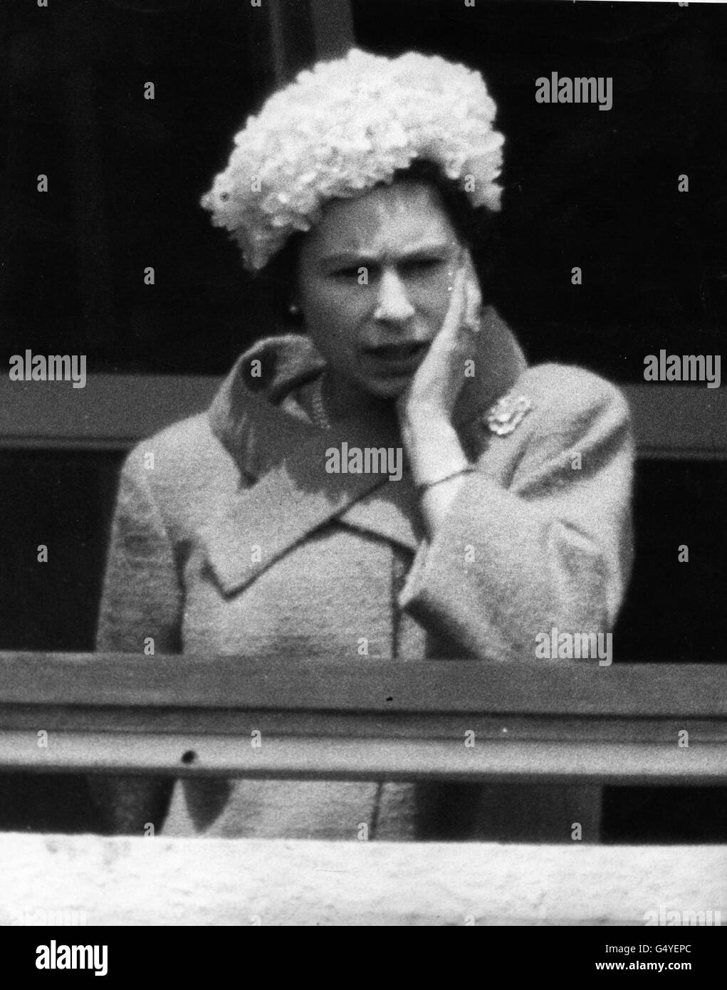 La regina Elisabetta II all'Epsom Derby, dove vide l'outsider 66-1 Psidium vincere la grande gara. Foto Stock