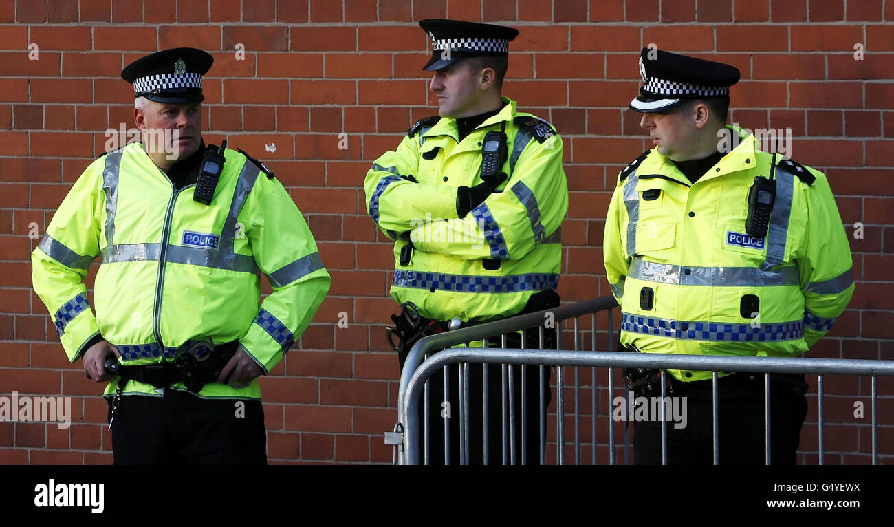 Gli ufficiali di polizia si trovano fuori dallo stadio Ibrox, sede del Rangers Football Club, a Glasgow, che ha depositato documenti legali segnalando la sua intenzione di entrare nell'amministrazione. Foto Stock