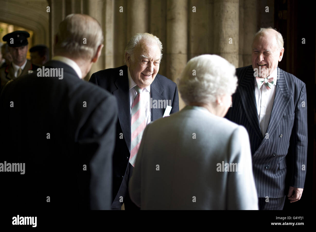 L'attore Donald Sinden (al centro) saluta la regina Elisabetta II e il duca di Edimburgo (a sinistra), mentre assistono ad una rappresentazione delle scene delle opere di Charles Dickens alla Guildhall di Londra, durante le celebrazioni per celebrare il bicentenario della nascita dell'autore. Foto Stock