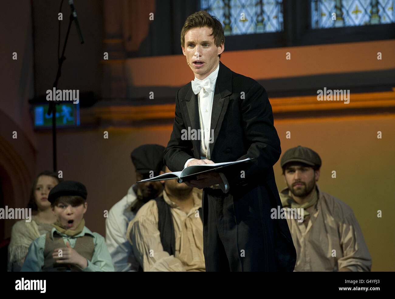 Eddie Redmayne, che ha eseguito scene delle opere di Charles Dickens alla Guildhall di Londra, durante le celebrazioni per il bicentenario della nascita dell'autore. Foto Stock